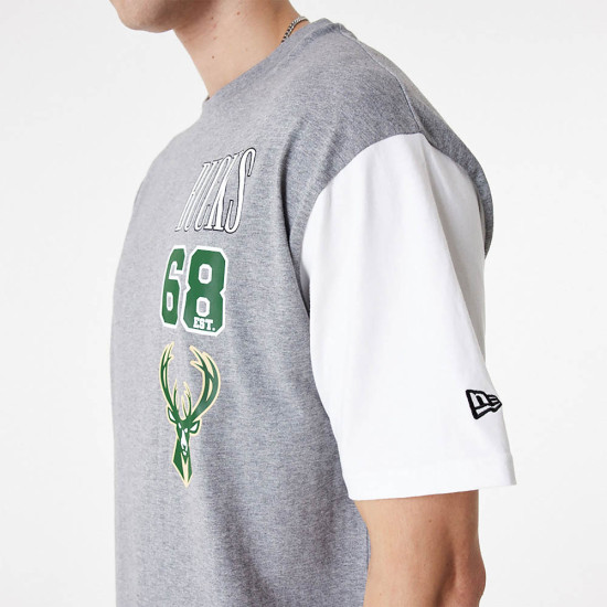 New Era Ανδρική κοντομάνικη μπλούζα Milwaukee Bucks NBA Oversized T-Shirt New Era Ανδρική κοντομάνικη μπλούζα Milwaukee Bucks NBA Oversized T-Shirt